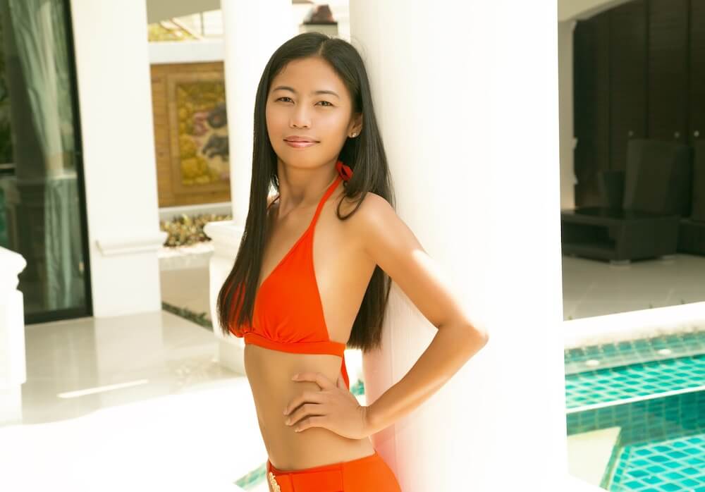 Sex Thai girl in Bikini at the swimming pool
